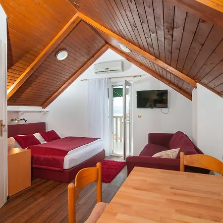 Gemuetliche In Mit Privatem Balkon Omiš