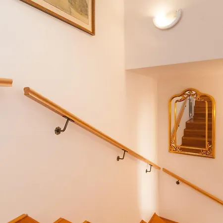Appartement Gemuetliche In Mit Privatem Balkon